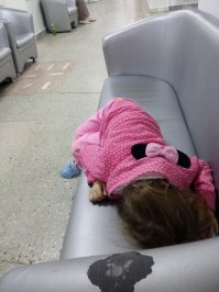 На прошлой неделе сняла в диагностическом центре как дочь ждет маму из кабинета врача