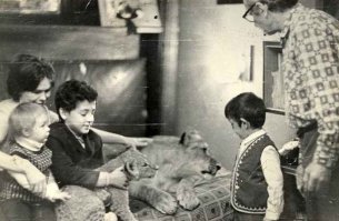 Неужели "Льва они взяли взрослым, пожалев животное."?   
   "Совместное проживание льва и людей широко освещалось в прессе тех лет. Во время пребывания в столице из-за стечения обстоятельств Кинг погиб. Ему на смену семья завела нового львёнка, которого назвала Кинг II, который, повзрослев, начинал проявлять агрессию, что в итоге привело к нападению на членов семьи и гибели старшего сына. Кинг II повторил судьбу своего предшественника и был застрелен милицией."
   И кстати, зачем мне читать это заново? Всё это я читал в газетах в 1980 году, когда всё и случилось.
Вот он- Кинг-2