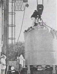 В Википедии совсем другие цифры.  С 1970 по 1990 только в США производили 150 мг в год (и продавали всего-навсего по $10 за мкг, то есть $10 млн за грамм - "бери, уважаемый, недорого, мамой клянусь!...")  В 2003 в США производили 250 мг в год, в Димитровграде - 2,5 мг.  

А ещё мне вот это фото понравилось.  Это коробочка для перевозки 1 грамма калифорния-252: