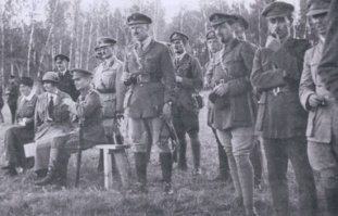 Белогвардейская сволочь с хозяевами. С теми кому они служили и чьи интересы в России защищали.