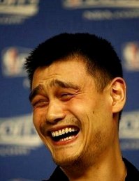 Избалованная корова вломилась в дом, потому что соскучилась по хозяевам