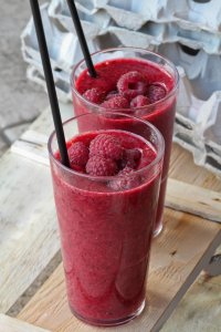 Ешь малину с куста, а она клопом пахнет.