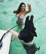 девушка приучает своего питомца к канибализму :)