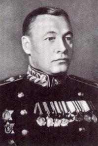 Кузнецов, Николай Герасимович
Народный комиссар Военно-морского флота (1939—1946)
К началу Великой Отечественной войны адмирал Кузнецов внёс существенный вклад в усиление боевой мощи, в повышение боеготовности сил и средств ВМФ. Накануне нападения Германии на СССР принял действенные меры по повышению боеготовности флотов, а в ночь на 22 июня отдал приказ о приведении их в полную боевую готовность, что позволило избежать потерь кораблей и морской авиации.
Во время войны Кузнецов был членом Ставки Верховного Главнокомандования, постоянно выезжал на корабли и фронты. Флот предотвратил вторжение на Кавказ с моря. Большую роль в противодействии противнику сыграли морская авиация и подводный флот. ВМФ оказывал помощь союзникам, а кроме того, сопровождал корабли, идущие по Ленд-лизу. Значительная роль уделялась морскому образованию и учёту опыта войны.