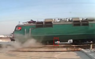 Если присмотреться, то видно, что он всё-таки убежал... Да и в самом конце видео (не могу поймать) видна его голова над платформой...