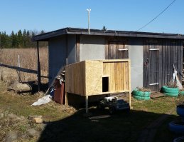 Я вчера как раз пилил нечто похожее. Чуть-чуть не успел доделать крышку и колёса. Спереди будет выгул из сетки.