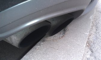 а это моя личная ситуация - припарковался, вышел посмотреть и понял что повезло. Видать кто-то до меня срубил выемку на бордюре под трубу... между трубой и лункой 2-3 мм.