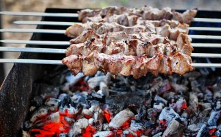 оливковое мясо — 60 мл:)улыбнуло)))))))))))))))) Возьму на заметку. Автору спасибо. Сегодня на дачу, приготовила два вида маринада. Один классический рецепт, другой в майонезе.