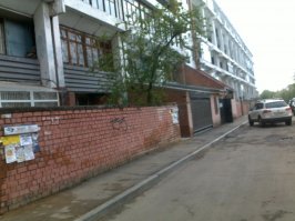 В Иркутске я сфоткал на телефон - все палисадники огорожены кирпичным забором. Некоторые зоны закрыты сверху, некоторые превращены в гараж, но большинство просто оградило землю и что-то там держит. Я обалдел, у нас в Казани такого нет в помине.