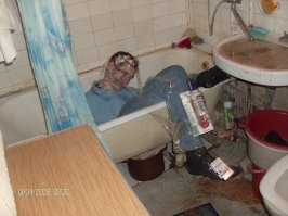 Этот чувак наблевал полную раковину,да ещё и на пол хватило,так что здоровья у него дохрена!