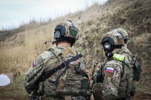 Это у бойца с лева, чего за символ на каске зеленый???