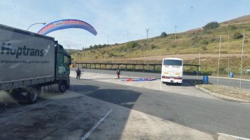 ну вот летают же,недавно на заправке двух карлсонов видел,приземлились бензина залили и дальше полетели.