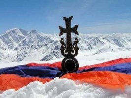 Цата говорите? 
Фото 1. Древний равносторонний крест с полумесяцем на кельтском захоронении. Время захоронения не менее 2,5 тысяч лет назад.

Фото 2. Древний крест в Тибете. По всей вероятности, этот символ был атрибутом веры в религии бон, которая в Тибете предществовала буддизму.

Фото 3. Крест с полумесяцем и свастикой на куполе одного из храмов в Ярославской области. 

Свастика часто встречается в церквях и это символ языческий как и цата и крест вообще.

Вплоть до IV века н.э. христиане не только не относились к кресту с почтением, но даже презирали его как языческий символ. «Что же касается крестов, - отмечал христианский писатель Феликс Мануций, живший в III веке н.э. - то мы их совсем не почитаем: не нужны они нам, христианам; это вы, язычники, вы, для которых священны деревянные идолы, вы почитаете деревянные кресты».
