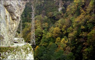 Чуть добавлю Кавказа а то он обделен.
Старая дорога на Красную Поляну была очень красива.
Современная дорога на Красную Поляну