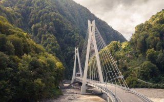 Чуть добавлю Кавказа а то он обделен.
Старая дорога на Красную Поляну была очень красива.
Современная дорога на Красную Поляну