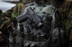 не глок ли? разобрать сложно, но по размеру надпись под затвором походит на "made in austria"