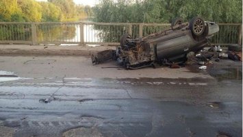 супра в 70-ом кузове. удар в отбойник и кувырок на скорости 130кмч. трое в салоне, все живы.