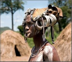 Аборигены в Африке всегда стильны, модны и в тренде :) Христианам ещё есть, что обрезать, прокалывать, всовывать и так далее.