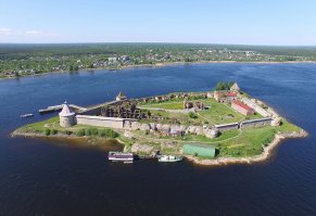 Крепость "Орешек"...
В 1941—1943 гг. в течение 500 дней небольшой гарнизон из бойцов 1-й дивизии войск НКВД и моряков 409-й морской батареи Балтийского флота оборонял крепость от немецких войск, которым не удалось переправиться на правый берег Невы, замкнуть кольцо блокады Ленинграда и перерезать дорогу жизни.(вики)