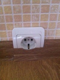 А тут что не так - аккуратно вырезанный плинтус .. подключения розетки не помешает .. может так и надо было заказчику .. или автор думает что розетка в пол утоплена