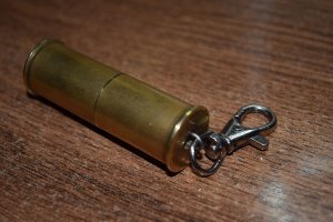 Мой флешко.
128 гб
Две гильзы 12-го калибра, карабин, кусок скрепки и немного холодной сварки.
Ножовка по металлу, пайка.
Полчаса на коленке :)