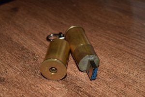 Мой флешко.
128 гб
Две гильзы 12-го калибра, карабин, кусок скрепки и немного холодной сварки.
Ножовка по металлу, пайка.
Полчаса на коленке :)