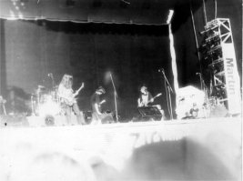 Ну а фото, это то, что я не "по наслышке" про "хеви метал" знаю. (я справа, на "басухе". ((это 94 - 95-й год, точно не помню, а лезть в кладовку искать плакаты,...