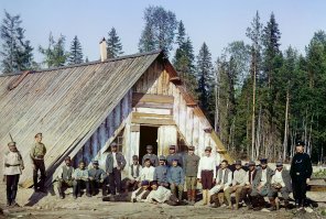 Военнопленные австрийцы у барака [около станции Кивач]. 1916 год