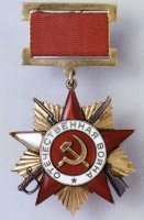 Эти ордена давали на годовщину Победы. А Орден Отечественной Войны во время ВОВ был с колодкой. У Фокса Шарапов сорвал