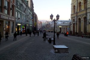 Почему тебя, как москвича, не радует наличие развитых пешеходных зон в твоём городе? Не будем трогать Старый Арбат и Бульварное кольцо, в котором полно мест, где можно спокойно полежать с планшетиком на травке. Я хочу спросить тебя за новые такие места. Например ещё в 2012 году Никольская не была пешеходной. А на сегодняшний момент посмотри какая красота! Или возьмём Неглинную, которую в 2013 году закончили делать пешеходной. А знаешь почему тебя это не радует? Да потому что ты не живёшь в Москве! Ты не ходишь ножками по этим древним улицам. Тебе не ведомы эти улицы. Вот ты и упираешься тупорыло в эти самые скульптуры. Не у каждого скульптора получаются все скульптуры. Эта зелёная скульптура в этом году (или в прошлом) отстоит своё и уйдёт в небытиё. А гранит толщиной в пять сантиметров на Неглинной и Никольской ещё мои внуки и правнуки сандаликами потрут в своё время.