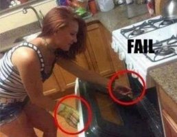 Что тут не так? В чём FAIL? Девушка открыла рукой в рукавице горячую дверцу разогретой духовки и левой рукой засунула туда противень.