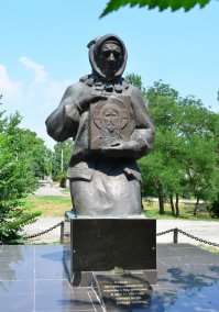 И неподалеку еще такой памятник, в Парке Славы: