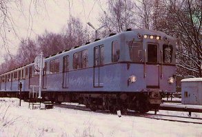 вот эти рельефные желтые стены помню в старых вагонах метро