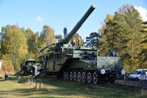 Форт Красная Горка под Санкт-Петербургом. Со слов экскурсовода, в радиусе поражения 70 км фашистов не было. А вот после Великой отечественной больше пострадал от местных властей, когда форт забросили военные, то районное начальство, с типичным для чинуш рвением для себя, принялось распродавать реликвии. То, что осталось, не благодаря руководству района, а вопреки им, стараниями энтузиастов сохранено и поддерживается. 

Вблизи эти мобильные на железной дороге монстры поражают: железнодорожный артиллерийский транспортер ТМ 3 12 (305 мм) и ТМ - 1 180 (180 мм).