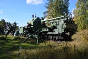 Форт Красная Горка под Санкт-Петербургом. Со слов экскурсовода, в радиусе поражения 70 км фашистов не было. А вот после Великой отечественной больше пострадал от местных властей, когда форт забросили военные, то районное начальство, с типичным для чинуш рвением для себя, принялось распродавать реликвии. То, что осталось, не благодаря руководству района, а вопреки им, стараниями энтузиастов сохранено и поддерживается. 

Вблизи эти мобильные на железной дороге монстры поражают: железнодорожный артиллерийский транспортер ТМ 3 12 (305 мм) и ТМ - 1 180 (180 мм).