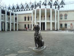 Памятник известному литературному герою – псу по кличке Белый Бим Чёрное ухо – был установлен в Воронеже в 1998 году, на площади перед Театром кукол «Шут». Авторы памятника – лауреаты Государственной премии России Эльза Пак и Иван Дикунов – изобразили Бима в натуральную величину, без пьедестала, на маленьком возвышении, грустно вглядывающимся вдаль и преданно ждущим хозяина. Памятник выполнен из нержавеющей стали, лишь одна лапа и одно ухо отлиты из бронзы.

У меня странное отношение к этому памятнику. С одной сторны память. А с другой, когда дети лезут верхом на памятник, а родители радостно фотографируют... Как на надгробие карабкаются.

Но это лично моё мнение. Возможно родители эти и не читали книгу Троепольского, нашего земляка. И фильм, возможно, не смотрели. Сидит себе забавная собачка, а зачем и почему, неинтересно.