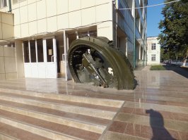 Цхинвал. Оторванная башня грузинского танка. После реконструкции здания её сохранили, как память о войне.