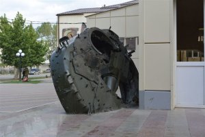 Цхинвал. Оторванная башня грузинского танка. После реконструкции здания её сохранили, как память о войне.