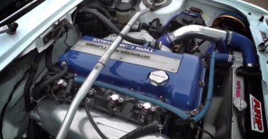 новость 2013-го...
Битва титанов: старый ВАЗ "обогнал" гоночный Porsche
Грек построил один из тех автомобилей, для которых в Америке придумали особое выражение - sleeper (в буквальном переводе спящий). Обычно весьма заурядные внешне, такие "тачки" обладают техническими характеристиками современных спортивных купе.
В данном случае кузов украшенного серпом и молотом универсала ВАЗ-2104 установлен на платформу популярного в мире тюнинга Nissan Silvia/200SX/240SX.

Под капотом "псевдочетверки" стоит 2,0-литровый турбомотор мощностью около 400 л.с.
На видео эта Lada обгоняет Porsche 911 GT2 RS, который технически существенно превосходит своего соперника. "Немец" имеет 3,6-литровый мотор мощностью 620 лошадиных сил и быструю коробку передач, не говоря уже о аэродинамическом кузове. Потому возникают резонные сомнения в том, что водитель Порше выложился на все 100%.