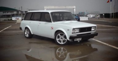 новость 2013-го...
Битва титанов: старый ВАЗ "обогнал" гоночный Porsche
Грек построил один из тех автомобилей, для которых в Америке придумали особое выражение - sleeper (в буквальном переводе спящий). Обычно весьма заурядные внешне, такие "тачки" обладают техническими характеристиками современных спортивных купе.
В данном случае кузов украшенного серпом и молотом универсала ВАЗ-2104 установлен на платформу популярного в мире тюнинга Nissan Silvia/200SX/240SX.

Под капотом "псевдочетверки" стоит 2,0-литровый турбомотор мощностью около 400 л.с.
На видео эта Lada обгоняет Porsche 911 GT2 RS, который технически существенно превосходит своего соперника. "Немец" имеет 3,6-литровый мотор мощностью 620 лошадиных сил и быструю коробку передач, не говоря уже о аэродинамическом кузове. Потому возникают резонные сомнения в том, что водитель Порше выложился на все 100%.