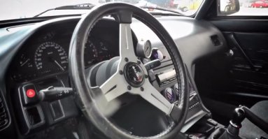 новость 2013-го...
Битва титанов: старый ВАЗ "обогнал" гоночный Porsche
Грек построил один из тех автомобилей, для которых в Америке придумали особое выражение - sleeper (в буквальном переводе спящий). Обычно весьма заурядные внешне, такие "тачки" обладают техническими характеристиками современных спортивных купе.
В данном случае кузов украшенного серпом и молотом универсала ВАЗ-2104 установлен на платформу популярного в мире тюнинга Nissan Silvia/200SX/240SX.

Под капотом "псевдочетверки" стоит 2,0-литровый турбомотор мощностью около 400 л.с.
На видео эта Lada обгоняет Porsche 911 GT2 RS, который технически существенно превосходит своего соперника. "Немец" имеет 3,6-литровый мотор мощностью 620 лошадиных сил и быструю коробку передач, не говоря уже о аэродинамическом кузове. Потому возникают резонные сомнения в том, что водитель Порше выложился на все 100%.