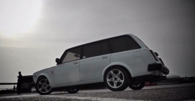 новость 2013-го...
Битва титанов: старый ВАЗ "обогнал" гоночный Porsche
Грек построил один из тех автомобилей, для которых в Америке придумали особое выражение - sleeper (в буквальном переводе спящий). Обычно весьма заурядные внешне, такие "тачки" обладают техническими характеристиками современных спортивных купе.
В данном случае кузов украшенного серпом и молотом универсала ВАЗ-2104 установлен на платформу популярного в мире тюнинга Nissan Silvia/200SX/240SX.

Под капотом "псевдочетверки" стоит 2,0-литровый турбомотор мощностью около 400 л.с.
На видео эта Lada обгоняет Porsche 911 GT2 RS, который технически существенно превосходит своего соперника. "Немец" имеет 3,6-литровый мотор мощностью 620 лошадиных сил и быструю коробку передач, не говоря уже о аэродинамическом кузове. Потому возникают резонные сомнения в том, что водитель Порше выложился на все 100%.