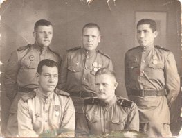 мой дед справа, дошёл до Берлина