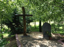 Калининградская область,город Мамоново,при немцах Хайлигенбайль,женский концлагерь,маленький и безымянный. местный житель сам поставил там памятник и посадил берёзки,по одной за каждую убитую там женщину.