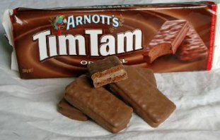 Классическое австралийское печенье TimTam едят откусывая с сначала с двух концов, потом макают один конец в кофе и делают попытку втянуть кофе как через трубочку. Потом нужно быстро есть печенье, пока оно не превратилось в жидкую каку...