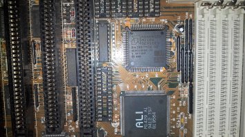 Вот, добрался до дома и своего загашника. Для примера сфоткал несколько плат. Как видно, концепция плат очень схожа от 286 до 486.
И к слову, о поддержке жёстких дисков, в конце плата под Сокет7, которая не поддерживает жестяки более 8Гб, даже после перепрошивки БИОСа. Кстати, когда у меня был домашний комп на К6-2, материнка не видела более 32Гб, правда перепрошивка помогла поднять планку до 80.