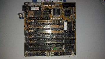 Вот, добрался до дома и своего загашника. Для примера сфоткал несколько плат. Как видно, концепция плат очень схожа от 286 до 486.
И к слову, о поддержке жёстких дисков, в конце плата под Сокет7, которая не поддерживает жестяки более 8Гб, даже после перепрошивки БИОСа. Кстати, когда у меня был домашний комп на К6-2, материнка не видела более 32Гб, правда перепрошивка помогла поднять планку до 80.