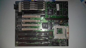 Вот, добрался до дома и своего загашника. Для примера сфоткал несколько плат. Как видно, концепция плат очень схожа от 286 до 486.
И к слову, о поддержке жёстких дисков, в конце плата под Сокет7, которая не поддерживает жестяки более 8Гб, даже после перепрошивки БИОСа. Кстати, когда у меня был домашний комп на К6-2, материнка не видела более 32Гб, правда перепрошивка помогла поднять планку до 80.