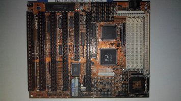 Вот, добрался до дома и своего загашника. Для примера сфоткал несколько плат. Как видно, концепция плат очень схожа от 286 до 486.
И к слову, о поддержке жёстких дисков, в конце плата под Сокет7, которая не поддерживает жестяки более 8Гб, даже после перепрошивки БИОСа. Кстати, когда у меня был домашний комп на К6-2, материнка не видела более 32Гб, правда перепрошивка помогла поднять планку до 80.