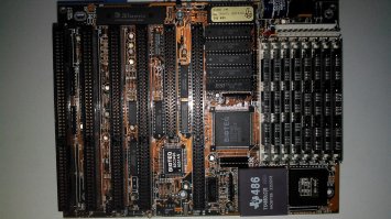 Вот, добрался до дома и своего загашника. Для примера сфоткал несколько плат. Как видно, концепция плат очень схожа от 286 до 486.
И к слову, о поддержке жёстких дисков, в конце плата под Сокет7, которая не поддерживает жестяки более 8Гб, даже после перепрошивки БИОСа. Кстати, когда у меня был домашний комп на К6-2, материнка не видела более 32Гб, правда перепрошивка помогла поднять планку до 80.